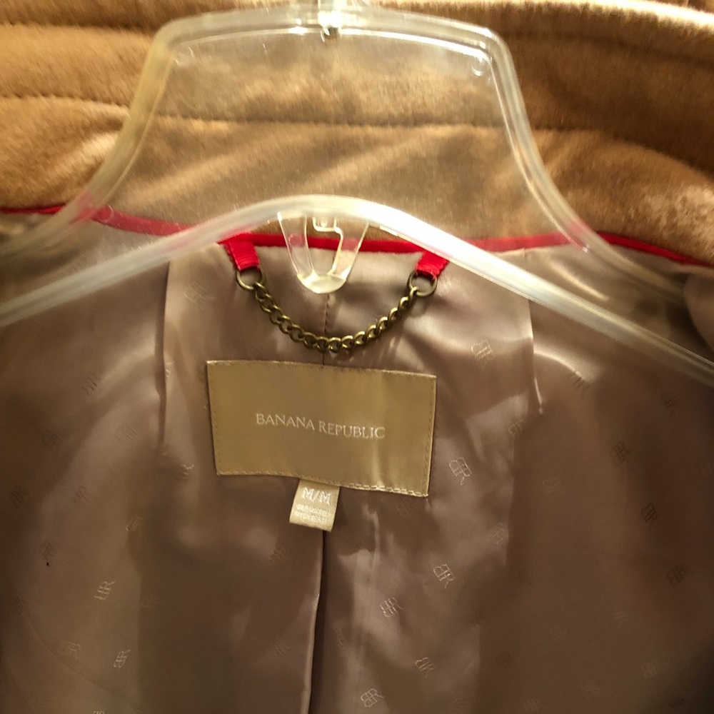 Selling this banana republic jacket. It’s a beautiful beige colour. Worn 2 x